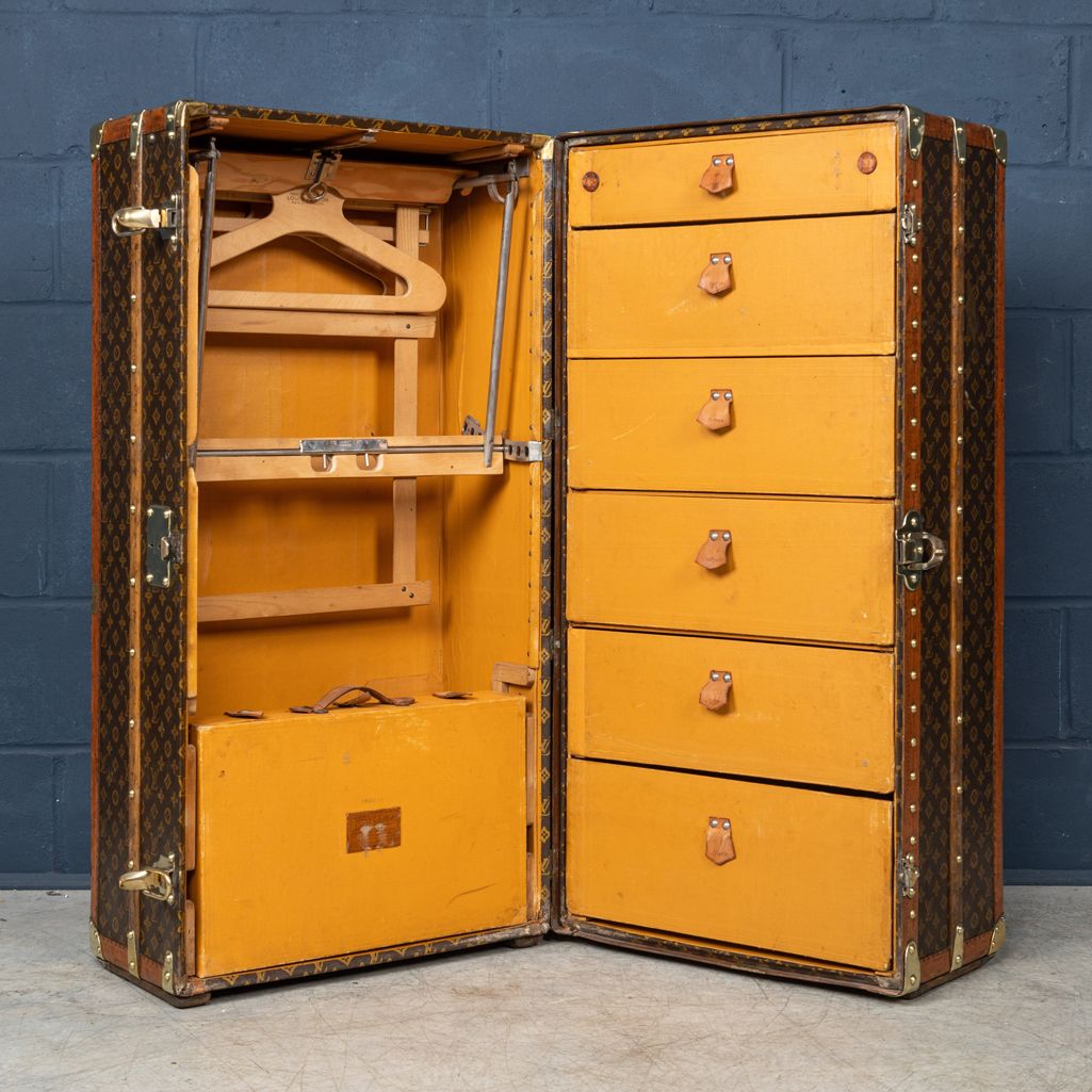 Yellow Painted Teak Chest From Gujarat - 1920 Yellow Painted Teak Chest From Gujarat - 1920