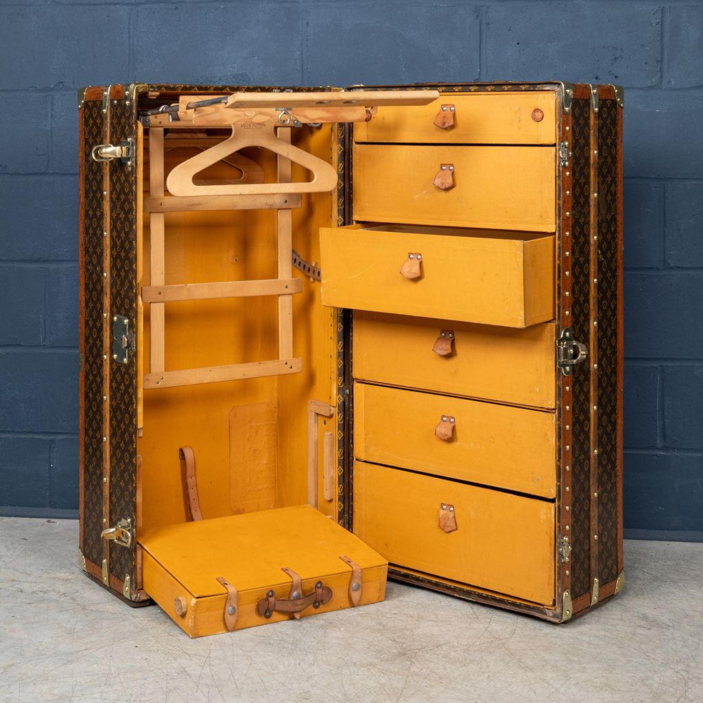 Yellow Painted Teak Chest From Gujarat - 1920 Yellow Painted Teak Chest From Gujarat - 1920